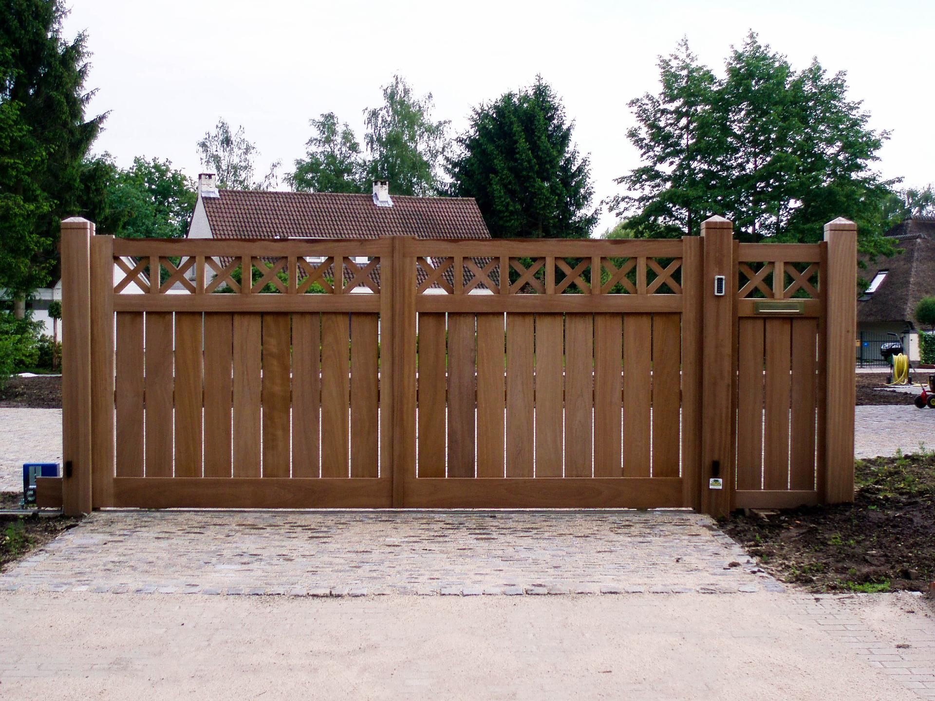 Landelijke poort met kruisdetail aan een oprit – Diba Outdoor