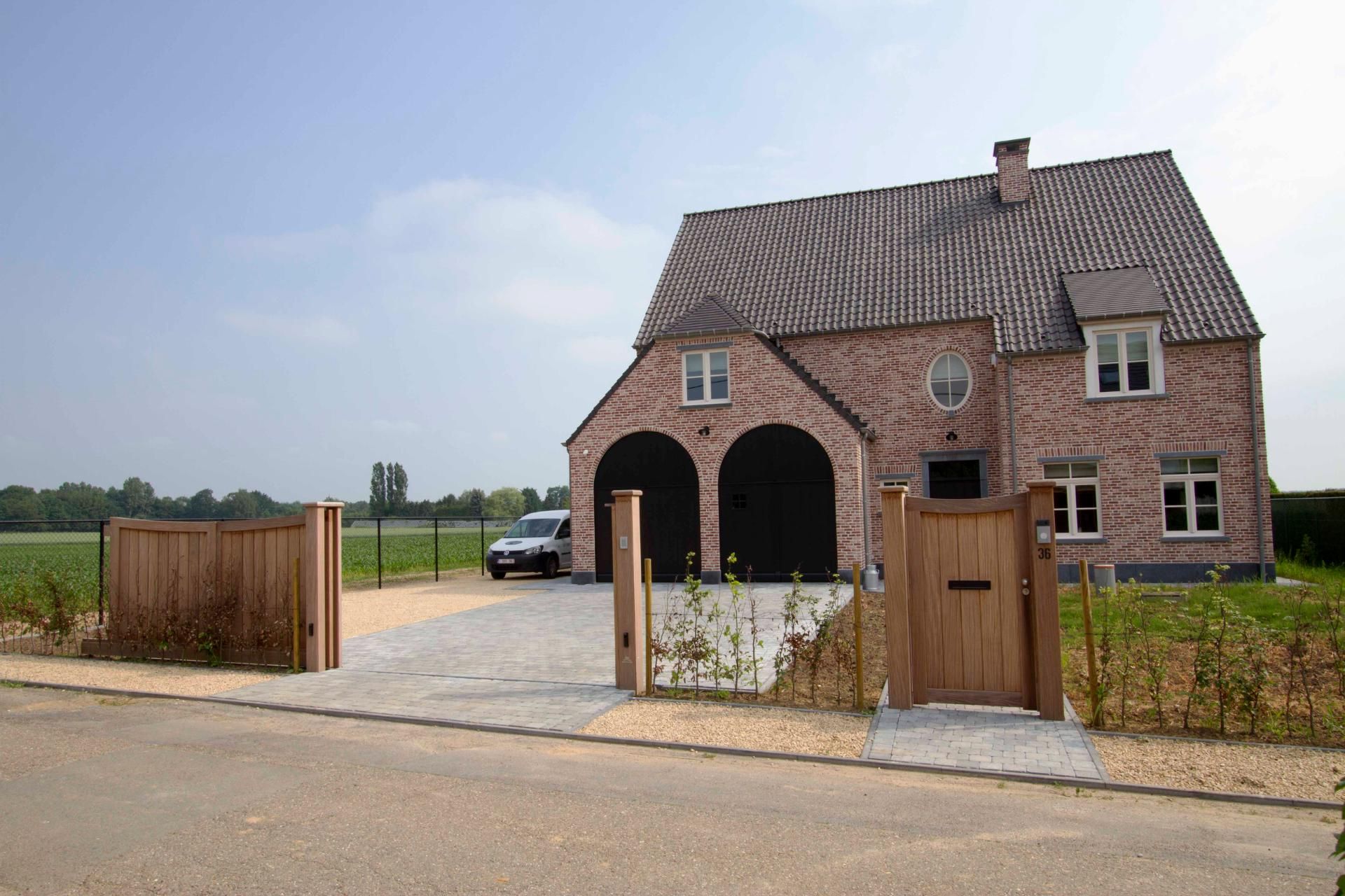 Houten draai- en schuifpoort op maat – realisatie Diba Outdoor