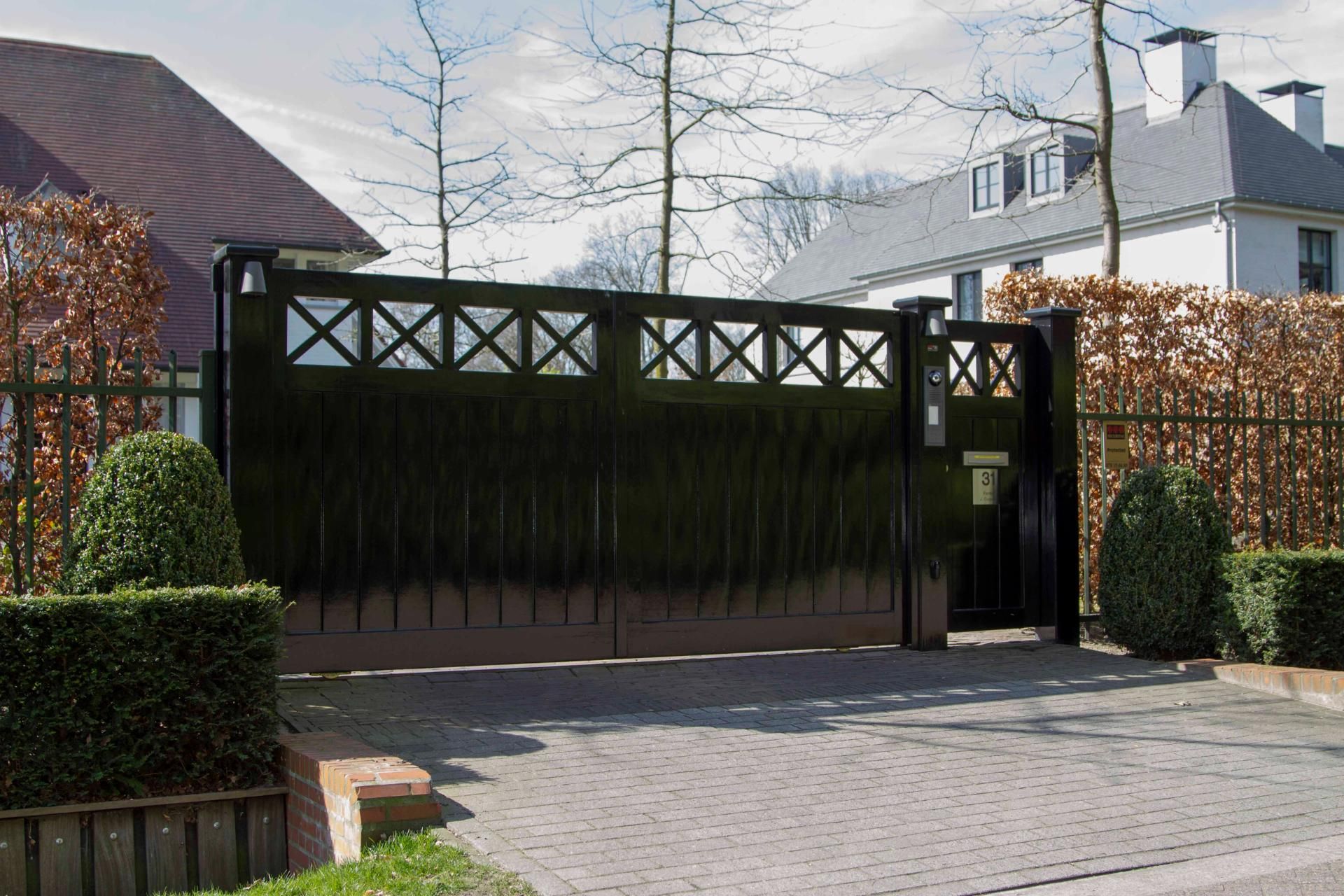 Houten draai- en schuifpoort op maat – realisatie Diba Outdoor