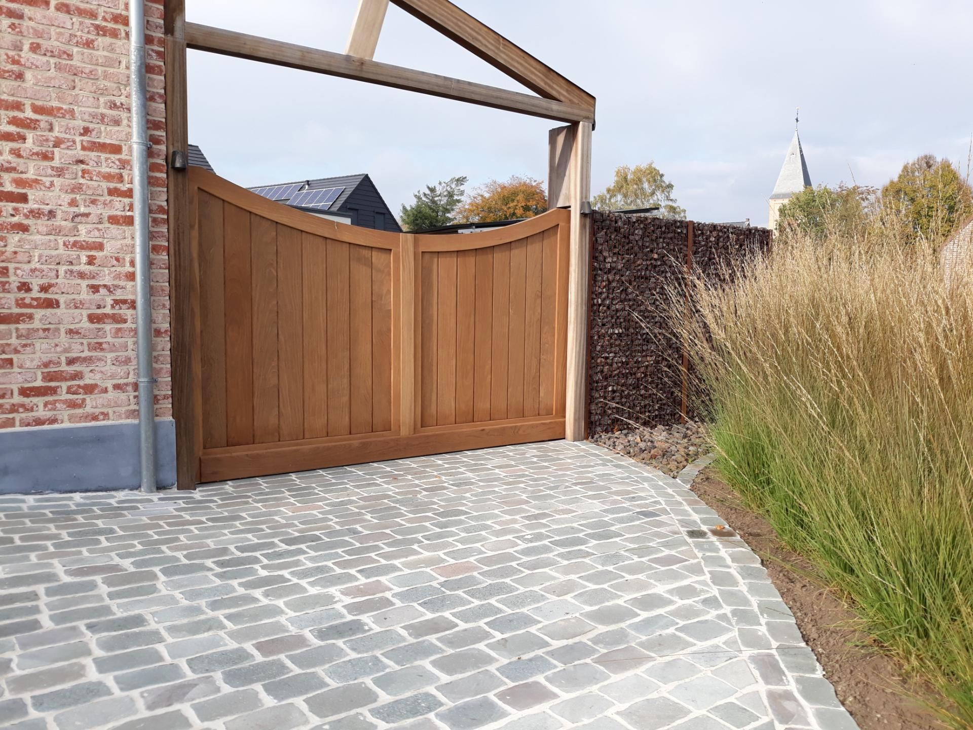 Houten schuifpoort op maat – realisatie Diba Outdoor