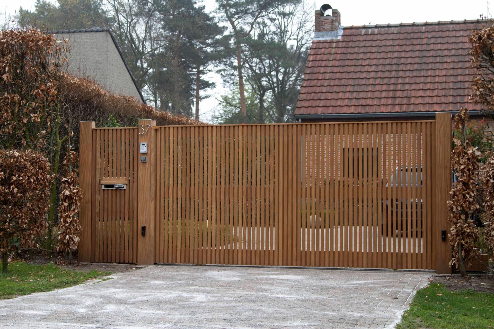 Houten schuifpoort met verticale latten aan een oprit – Diba Outdoor