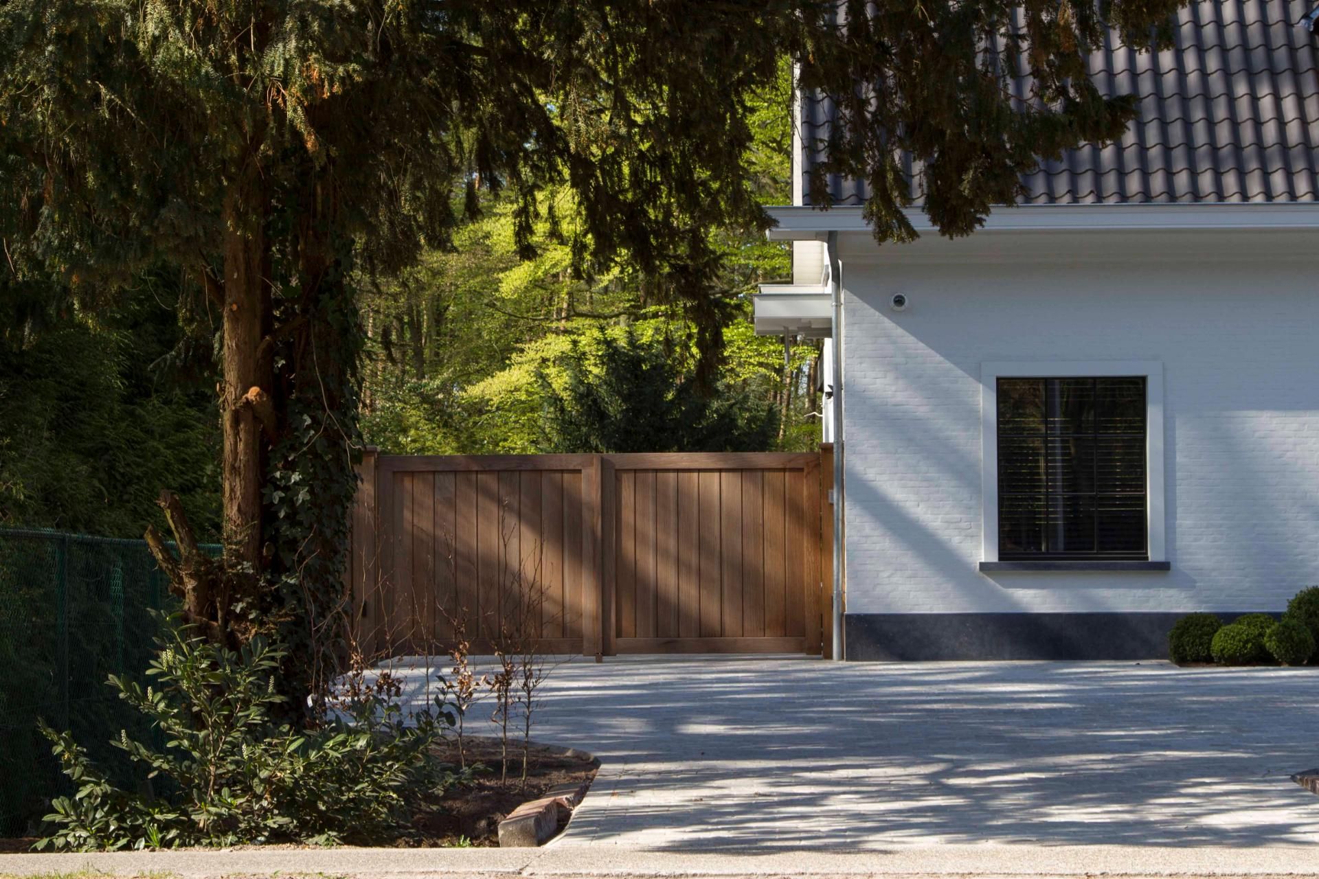 Houten draaipoort op maat – realisatie Diba Outdoor