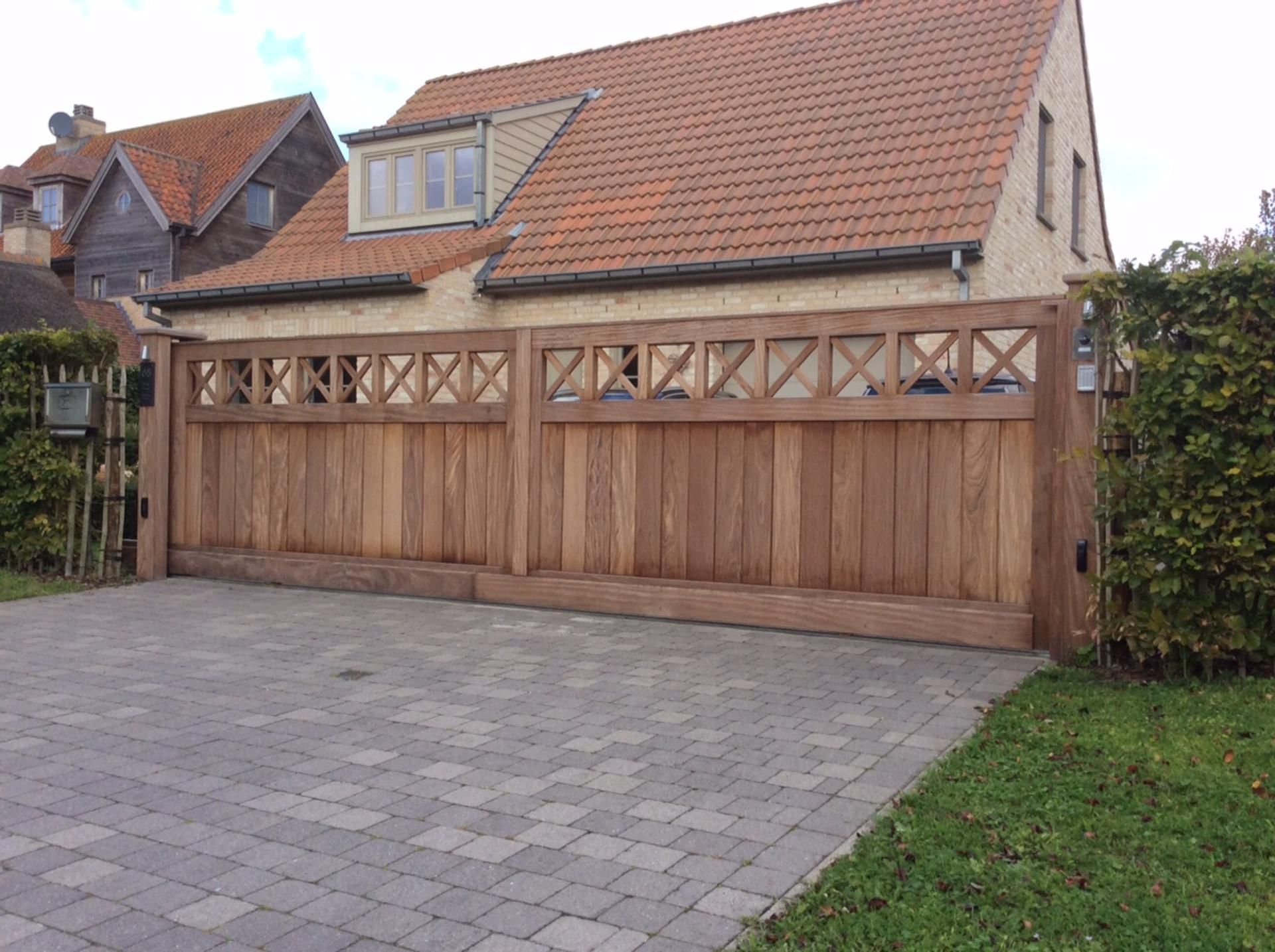 Landelijke houten schuifpoort met kruispatroon – Diba Outdoor