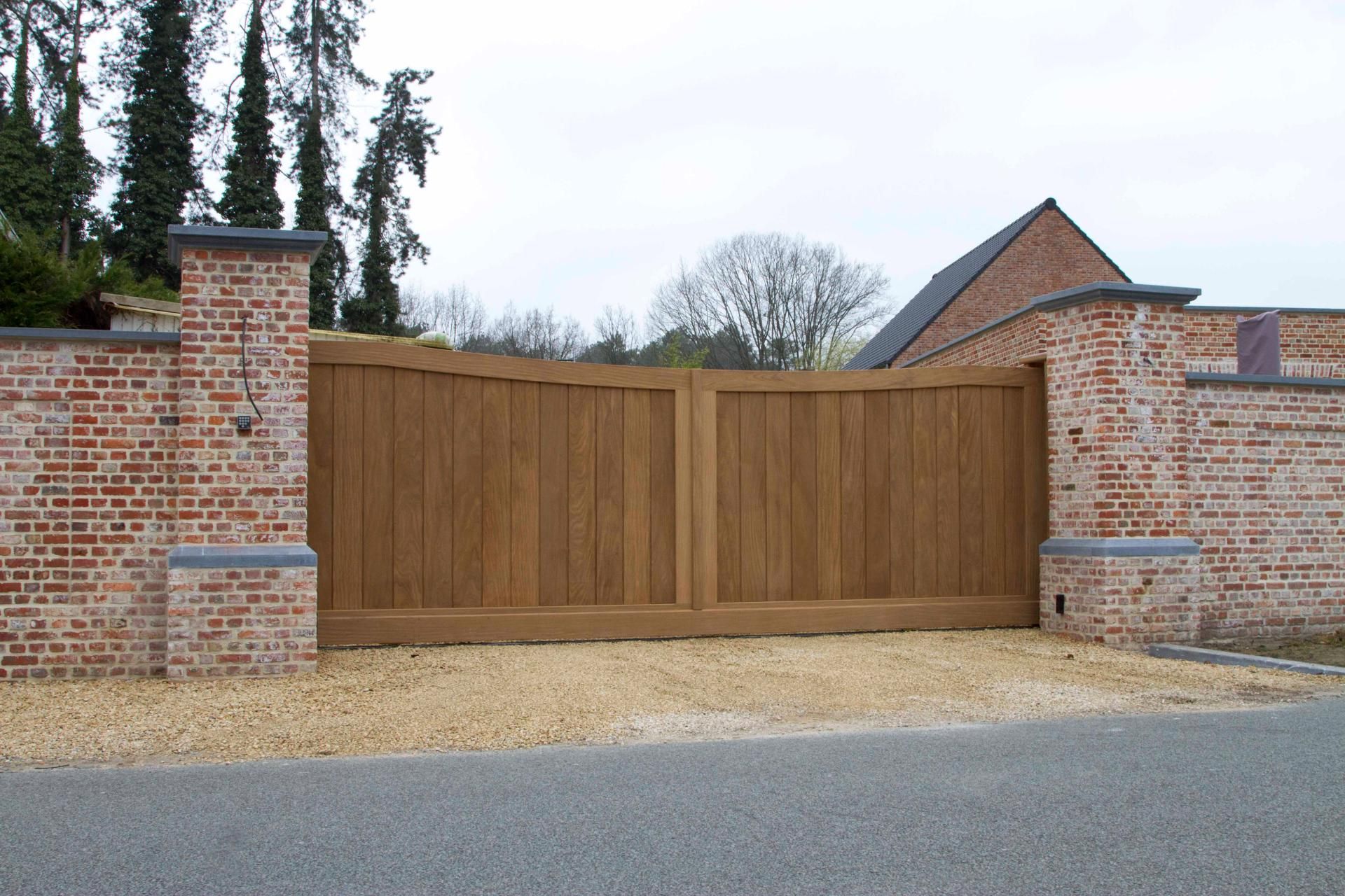Houten schuifpoort op maat – realisatie Diba Outdoor