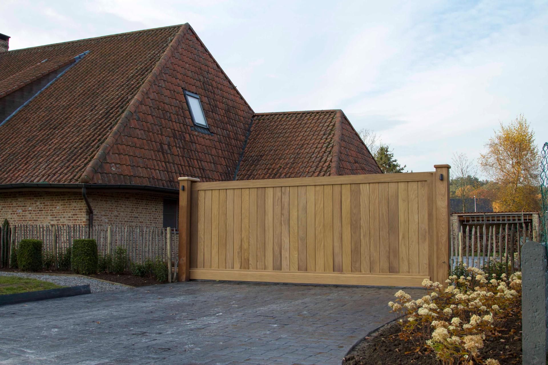 Houten schuifpoort in hardhout aan een oprit – Diba Outdoor