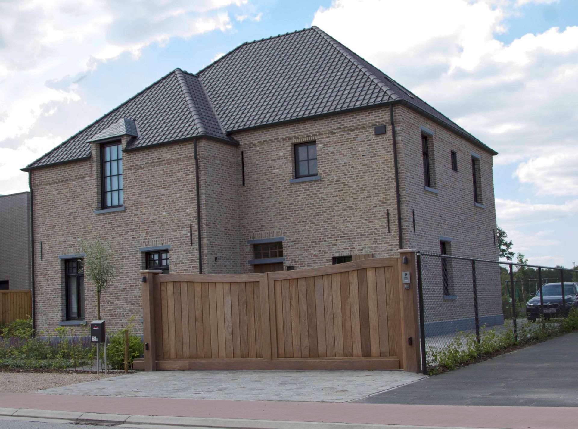 Houten draai- en schuifpoort op maat – realisatie Diba Outdoor