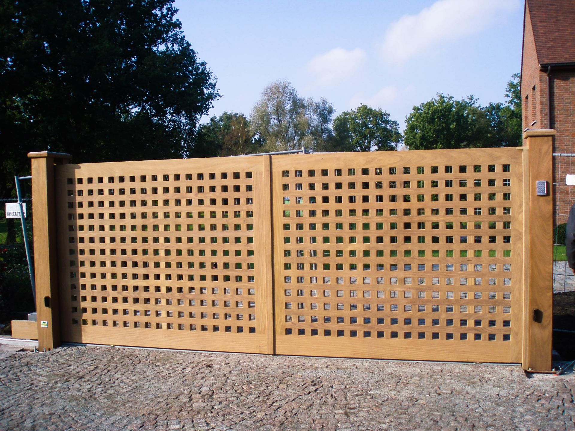 Houten draai- en schuifpoort op maat – realisatie Diba Outdoor